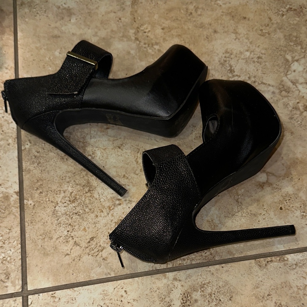 Qupid Women’s Black Platform Mary Jane High Heels - Like New - Picture 3 of 3